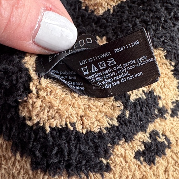 Barefoot Dreams CozyChic Animal Print Throw In The Wild blanket camel/black - Picture 5 of 8